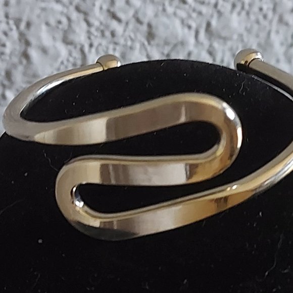 💎 3 /$20💎 Vintage Style One Piece "S" Cuff Bracelet - Picture 2 of 4